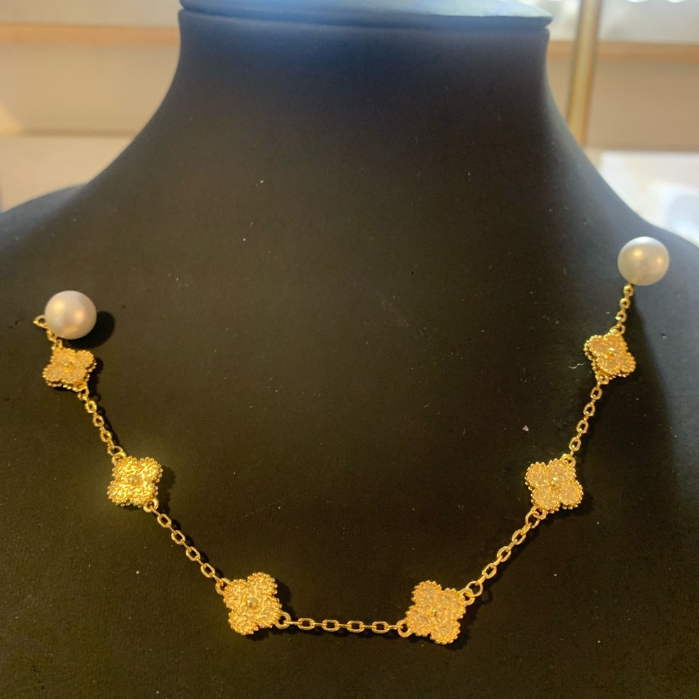 New never worn. Miniature Clover gold bracelet. Size 19 Cm.